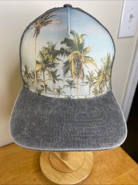 art class Palm Tree Print Trucker Hat in Gray and Light Blue
